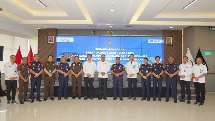 Kejagung Hibahkan Lima Kapal Rampasan Kasus Perikanan ke KKP, Nilai Mencapai Miliaran Rupiah 10 kejaksaan agung kejagung menyerahkan lima unit kapal hasil rampasan kepada kementerian kelautan dan perikanan kkp 1752289488808 169