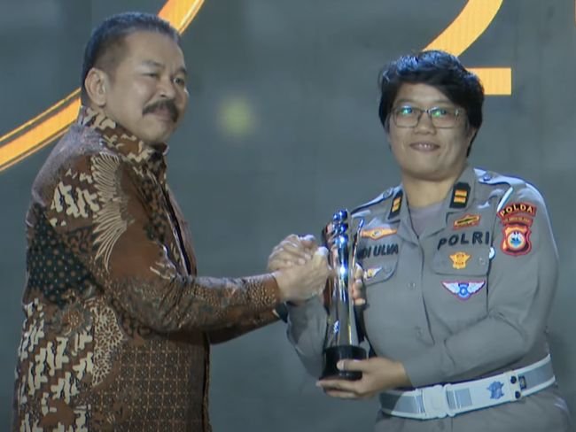 Iptu Ulva Baso Raih Hoegeng Awards 2025 Lewat Inovasi “Meja Tanpa Laci”: Bukan Sekadar Slogan 1 penerima hoegeng awards 2025 kategori polisi inovatif iptu andi sriulva baso 1752673608636 43