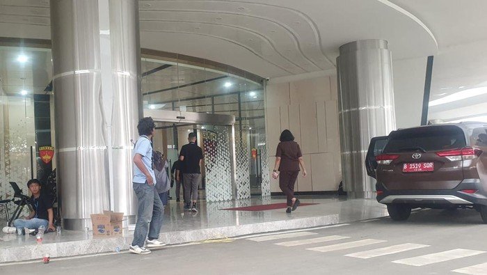 Ibrahim Arief Dijemput Paksa Kejagung, Terkait Kasus Dugaan Korupsi Laptop Chromebook Rp9,9 Triliun 1 suasana gedung kejagung saat ibrahim tiba usai dijemput paksa rumondangdetikcom 1752567325717 169