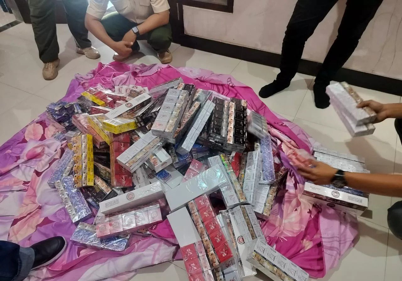 Satpol PP Jombang dan Bea Cukai Kediri Sita 25 Ribu Batang Rokok Ilegal di Dua Lokasi 1 yan rokok ilegal 2 262394242611