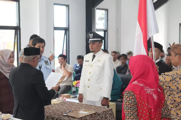 Camat Sukaraja Lantik Pj Kades Sukaraja, Harapkan Pelayanan Publik Tetap Optimal 1 IMG 20250807 WA0075 3806364124
