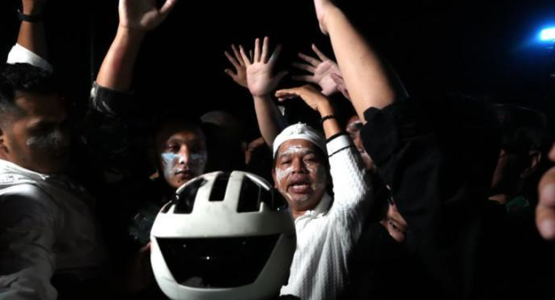 Dikawal Prajurit TNI, Gubernur Dedi Mulyadi Hadapi Langsung Massa Aksi di Depan DPRD Jabar 2 Screenshot 2025 08 30 095223