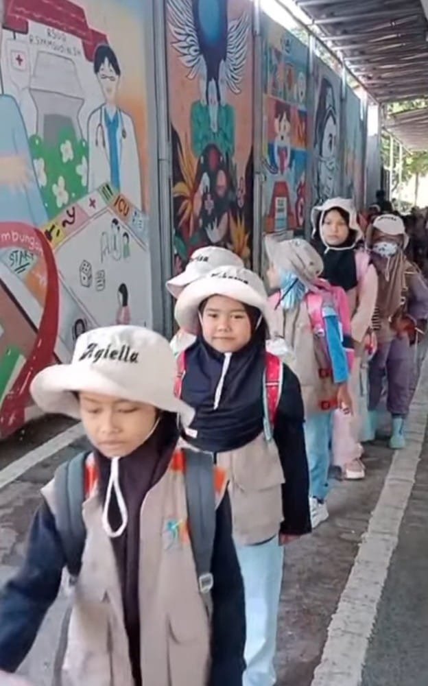 "Kids Hospital Tour" 31 Siswa SD Alam Indonesia Kunjungi RSUD R Syamsudin SH Sukabumi 4 WhatsApp Image 2025 08 05 at 21.48.39 4feb822e