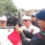 Aliansi Ormas Bekasi, SMSI dan Brimob Bagikan 2 Ribu Bendera Merah Putih untuk Pengendara Jalan 2 WhatsApp Image 2025 08 09 at 11.49.20 3a300430