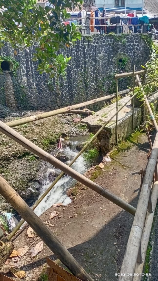 Jalan Poros Terancam Putus Akibat Longsor di Kelurahan Benteng, Warga Desak Pemerintah Segera Bertindak 2 WhatsApp Image 2025 08 10 at 20.41.21 4bbbf1a9