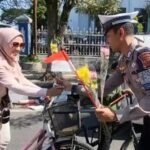 Polisi Sukabumi Bagikan Buket Bunga di Detik-Detik Proklamasi: Simbol Cinta Tanah Air di Jalanan 2 WhatsApp Image 2025 08 19 at 11.40.21 bca3b19b