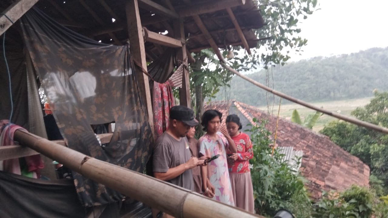 Tidur di Kandang Domba, Etin Menanti Uluran Tangan Bupati Sukabumi Janjikan Bantuan Rumah Layak 1 WhatsApp Image 2025 08 26 at 13.20.36 4fd1038a