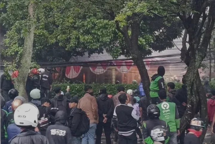 Ricuh Aksi Solidaritas di Bandung, Mahasiswa Hingga Ojol Bentrok Dengan Aparat 7 WhatsApp Image 2025 08 29 at 23.06.44 cbfd503a