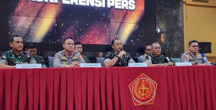 TNI Klarifikasi Kehadiran Anggota Bais Saat Demo di Jakarta: Bukan Provokator, Hanya Memantau Situasi 9 jumpa pers tni setelah aksi demo di jakarta adrialdetikcom 1757067231905 169