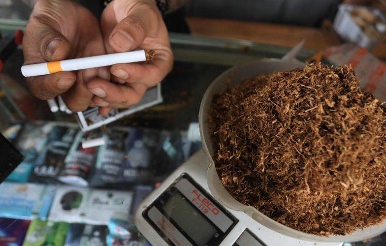Perokok Beralih ke Rokok Murah, Produksi Nasional Turun 3,3% hingga Juli 2025 1 rokok tembakau tingwe 8 169 1