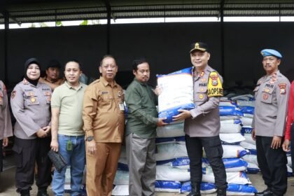 Kapolres Sumenep Salurkan Bantuan 67,710 Ton Benih Jagung secara Simbolis Pada Kelompok Tani 2 WhatsApp Image 2025 10 27 at 14.03.24