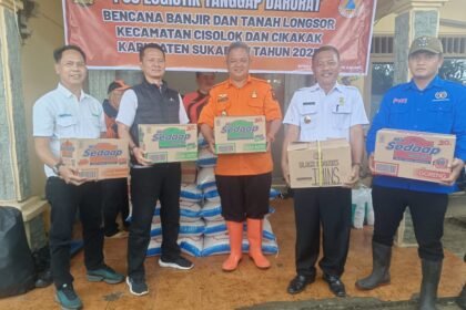 PWI Peduli dan Perhutani Salurkan Bantuan untuk Korban Banjir dan Longsor di Cisolok Sukabumi 2 WhatsApp Image 2025 10 29 at 20.53.52