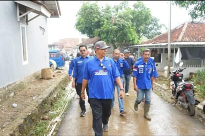 Iman Adinugraha Kunjungi Lokasi Banjir Sukabumi Bawa Bantuan dan Doa untuk Warga Cisolok–Cikakak 1 WhatsApp Image 2025 10 30 at 11.15.57