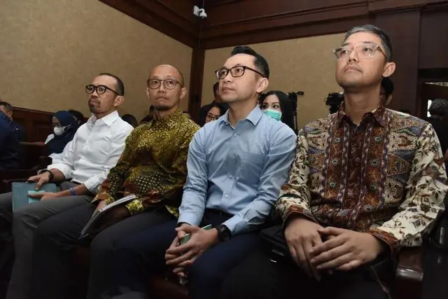 Gara-gara Ikuti Permintaan Riza Chalid, Negara Rugi Rp2,9 Triliun dari Sewa Terminal BBM Tak Diperlukan 1 medium antarafoto sidang dakwaan kasus korupsi tata kelola minyak mentah 1760012190 ce7e365f95