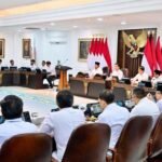 Kemendikdasmen Raih Peringkat Tertinggi: IndoStrategi Umumkan 10 Kementerian dengan Kinerja Terbaik di Tahun Pertama Kabinet Prabowo–Gibran 2 presiden prabowo subianto menggelar sidang kabinet rabu 682025 1754475097348 169