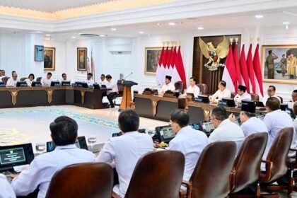 Kemendikdasmen Raih Peringkat Tertinggi: IndoStrategi Umumkan 10 Kementerian dengan Kinerja Terbaik di Tahun Pertama Kabinet Prabowo–Gibran 4 presiden prabowo subianto menggelar sidang kabinet rabu 682025 1754475097348 169
