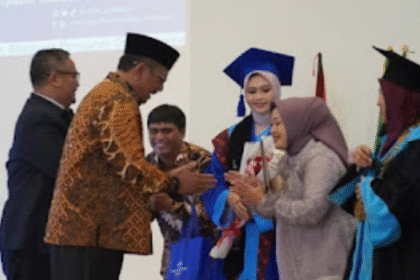 Bupati Sukabumi Hadiri Wisuda Gelombang I UMMI, Yakin Para Sarjana Siap Berkontribusi bagi Masyarakat 10 Screenshot 2025 11 06 193358