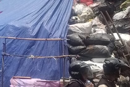 Banjir Sampah di Pasar Sederhana Bandung Capai 5 Meter, Warga Keluhkan Gangguan Kesehatan 1 WhatsApp Image 2025 11 02 at 14.01.51 5ab17864