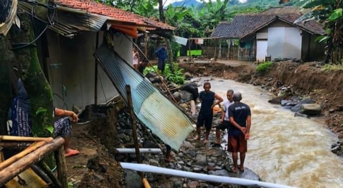 Banjir dan Longsor Terjang Tiga Desa di Simpenan Sukabumi, 42 Warga Terancam dan Satu Jembatan Putus 1 WhatsApp Image 2025 11 11 at 21.40.52