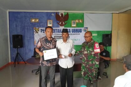 Pemdes Ubrug Salurkan BLT DD kepada 49 KPM untuk Bulan November 2025 2 WhatsApp Image 2025 11 14 at 12.56.18 1