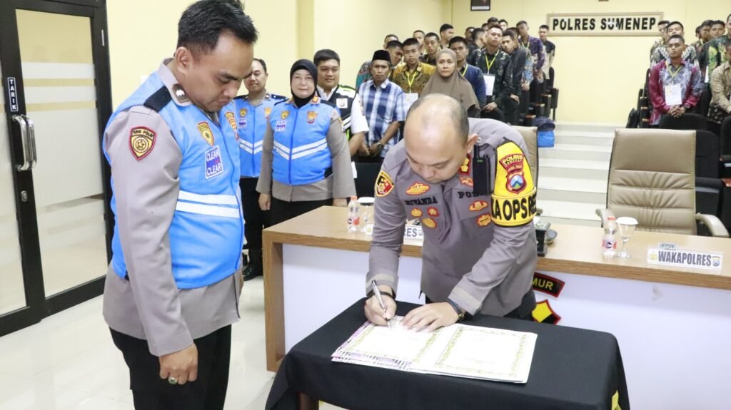 Wujudkan Transparansi Rekrutmen, Polres Sumenep Gelar Penandatanganan Pakta Integritas Dan Pengambilan Sumpah 3 WhatsApp Image 2025 11 19 at 16.24.07