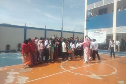 Siswa siswi SMPN 32 Depok sambut hari guru nasional dengan semangat mengucapkan terima kasih kepada guru guru pendidik nya 1 WhatsApp Image 2025 11 26 at 08.34.39 cdf3b2c3