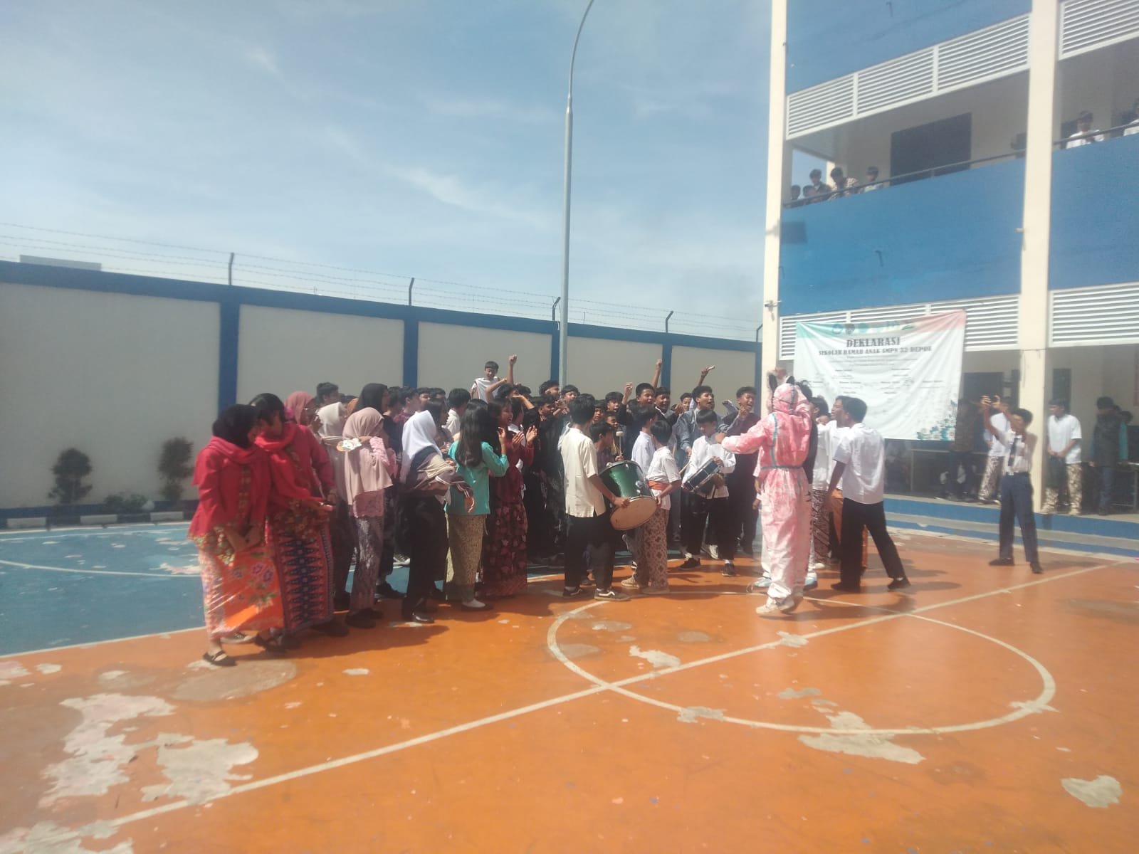 Siswa siswi SMPN 32 Depok sambut hari guru nasional dengan semangat mengucapkan terima kasih kepada guru guru pendidik nya 1 WhatsApp Image 2025 11 26 at 08.34.39 cdf3b2c3