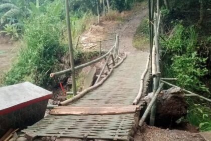 Warga KP Cibeuning Antusias Bangun Jembatan Sementara Setelah Jembatan Utama Ambruk 4 WhatsApp Image 2025 11 26 at 10.28.00