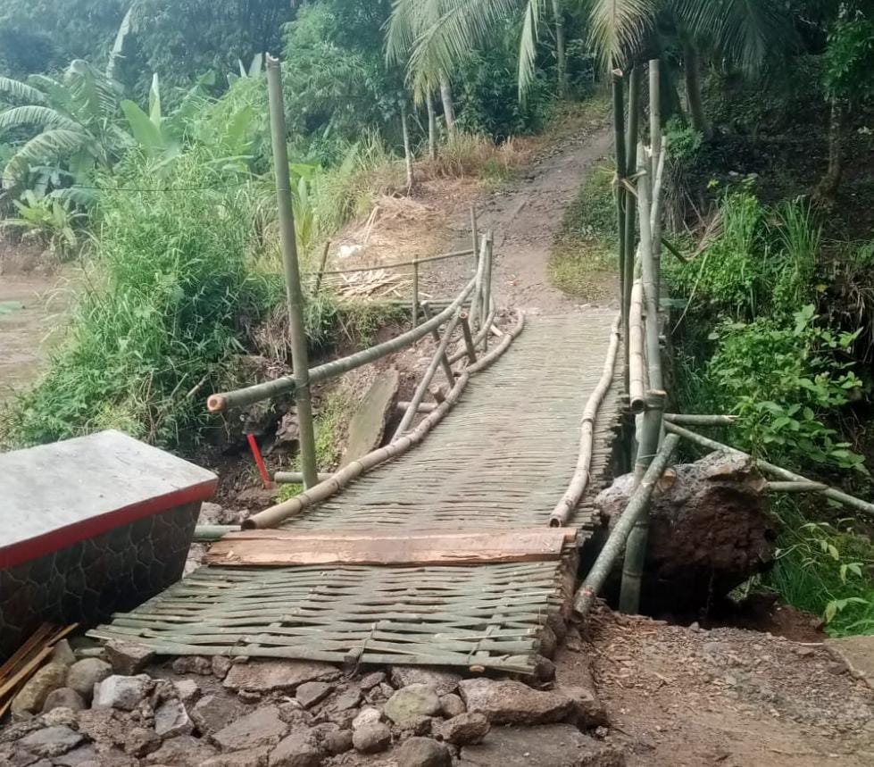 Warga KP Cibeuning Antusias Bangun Jembatan Sementara Setelah Jembatan Utama Ambruk 1 WhatsApp Image 2025 11 26 at 10.28.00
