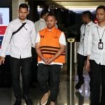 langkah gubernur riau menuju mobil tahanan usai ditetapkan tersangka 1762338291165 169