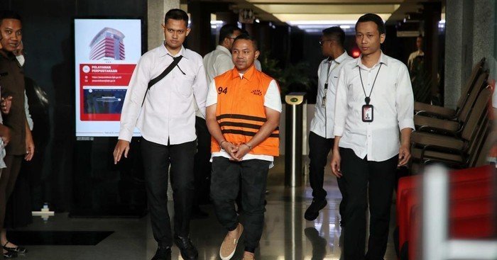 langkah gubernur riau menuju mobil tahanan usai ditetapkan tersangka 1762338291165 169