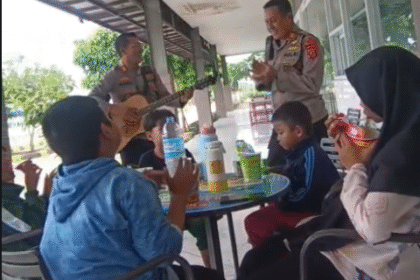 Hangatkan Libur Nataru, Polisi Cirebon Hibur Anak-anak di Rest Area Km 209 5 Screenshot 2025 12 24 175713