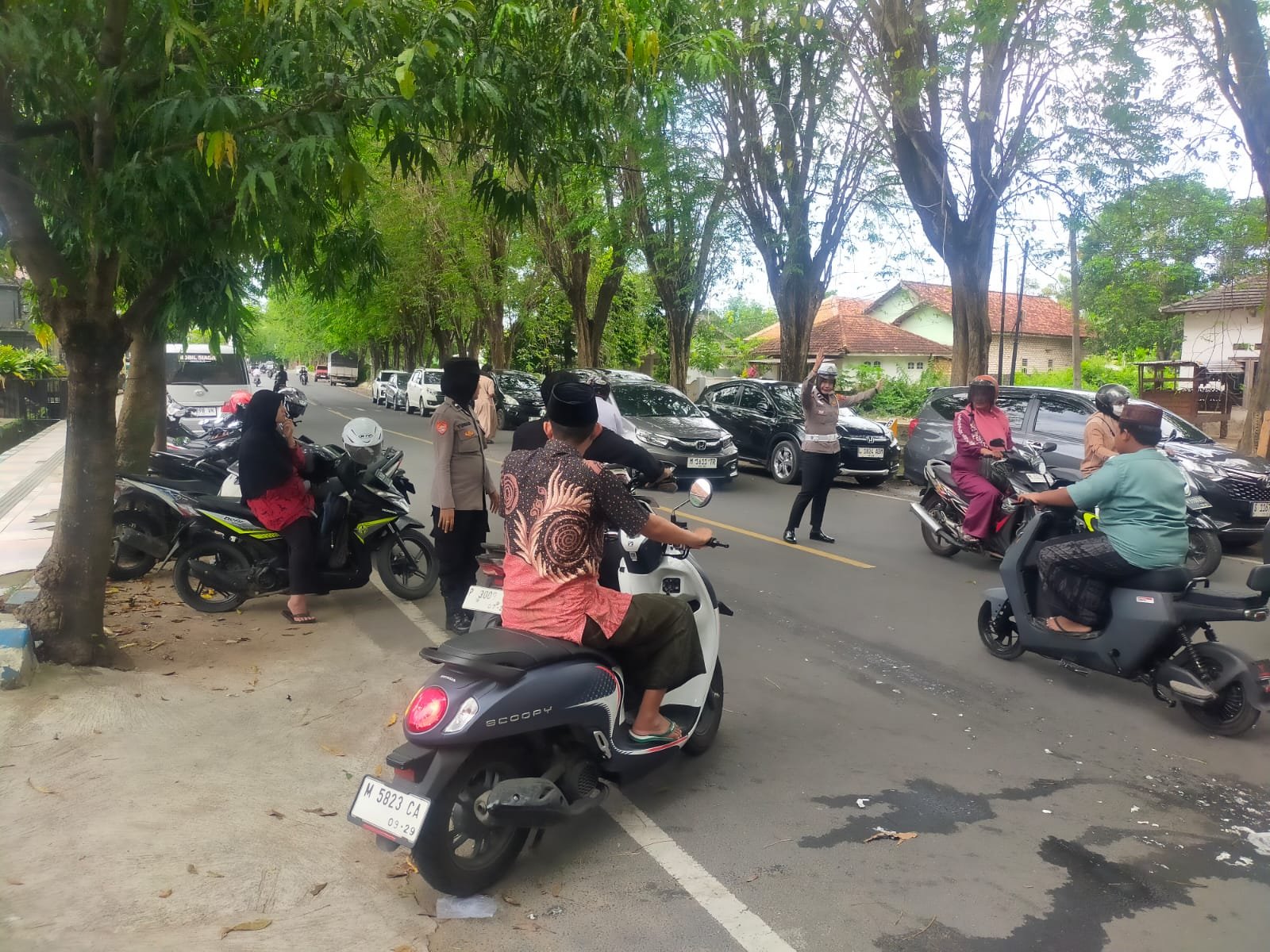 Jaga Ibadah Tetap Khusyuk, Polwan Polres Sumenep Laksanakan PAM dan Gatur Lalin Jumat 1 WhatsApp Image 2025 12 12 at 16.31.34 09345b27