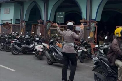 Humanis dan Sigap, Polwan Polres Sumenep Amankan dan Atur Lalin Sholat Jum'at 9 WhatsApp Image 2025 12 19 at 5.04.42 PM