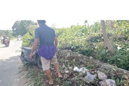Warga Gotong Royong Bersihkan Tumpukan Sampah di Jembatan Si Ngomber, Minta Pemerintah Jangan Tutup Mata 4 WhatsApp Image 2025 12 20 at 12.31.56 PM