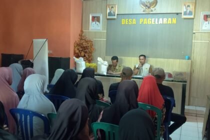 Pemdes Pagelaran Salurkan Bantuan Pangan Bulog untuk 258 KPM. 9 WhatsApp Image 2025 12 22 at 11.20.34 PM
