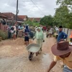 Jalan Poros Tengah Desa Bilis-Bilis Diperbaiki Masyarakat Dengan Dana Swadaya Tanpa Hadirnya Pemerintah Daerah. 3 WhatsApp Image 2026 01 12 at 16.39.31