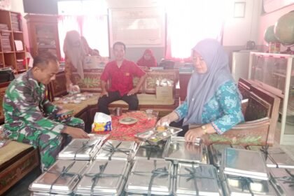 Koramil 0827/18 Kangean Tinjau MBG di SDN Angkatan 1 Arjasa 10 WhatsApp Image 2026 02 06 at 20.33.14