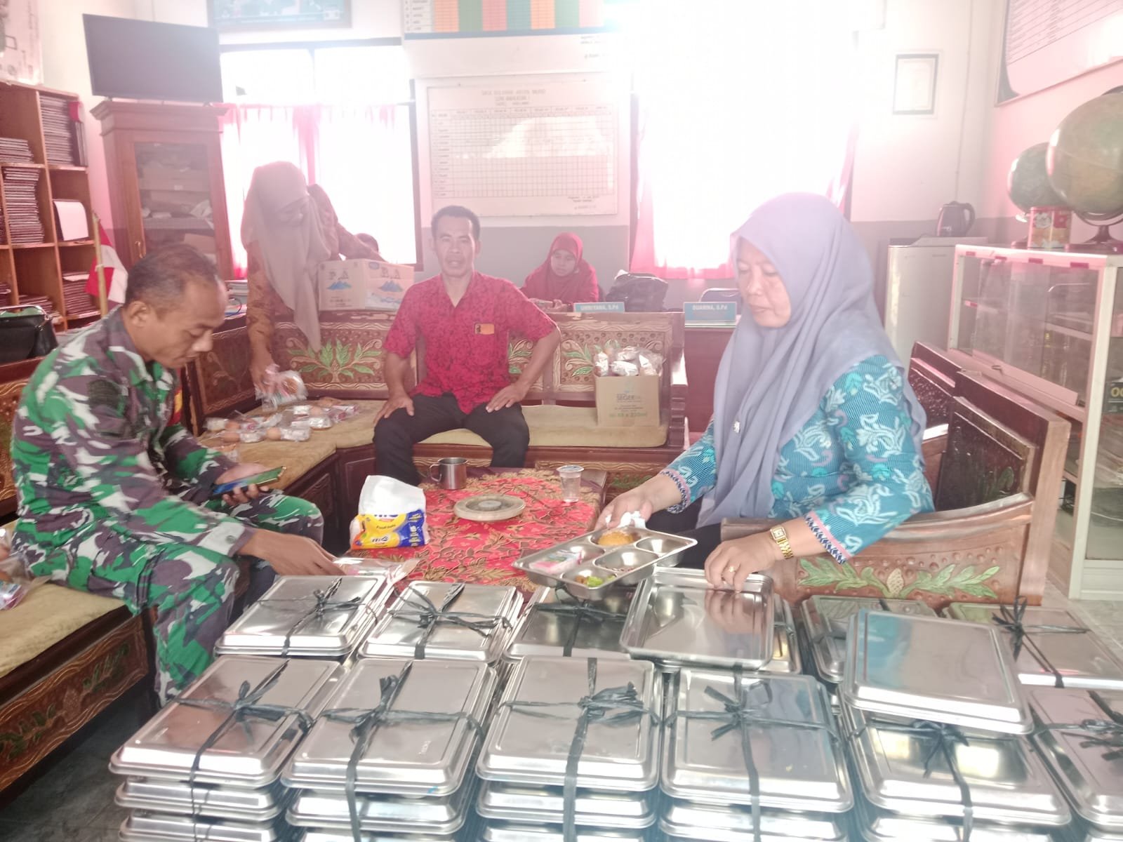 Koramil 0827/18 Kangean Tinjau MBG di SDN Angkatan 1 Arjasa 1 WhatsApp Image 2026 02 06 at 20.33.14