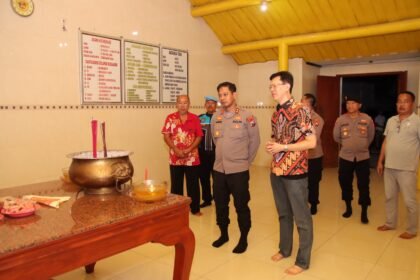 Jaga Toleransi dan Kondusivitas, Kapolres Sumenep Hadiri dan Amankan Ibadah Imlek 2026 10 WhatsApp Image 2026 02 17 at 10.33.40 AM
