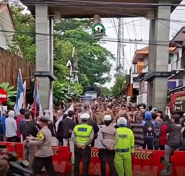 Massa Demo di Lembur Pakuan Dihadang Warga, Soroti Proyek Jalan dan Isu Proyek Disdik Jabar 1 WhatsApp Image 2026 02 19 at 9.57.37 PM