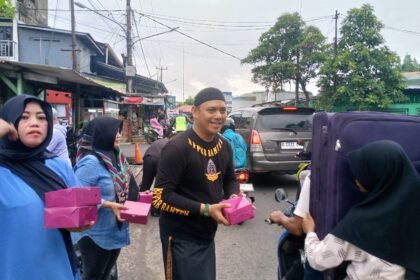 Tokoh Pemuda BPPKB Banten Reza Pahlevi Kembali Berbagi Takjil di Ramadan 1447 H 9 WhatsApp Image 2026 03 07 at 09.46.23