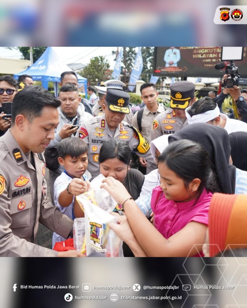 Kapolda Jabar Dampingi Gubernur Serahkan Kompensasi Operasional Angkutan Umum Wilayah Cipanas 2 WhatsApp Image 2026 03 17 at 21.33.26 1