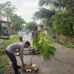 Polsek Kangayan Bersama Warga Perbaiki Bahu Jalan Akibat Cuaca Ekstrem 3 WhatsApp Image 2026 03 23 at 12.50.40