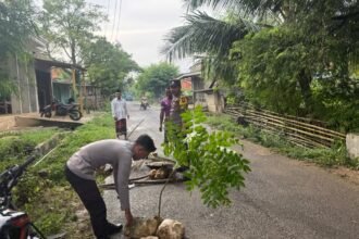 Polsek Kangayan Bersama Warga Perbaiki Bahu Jalan Akibat Cuaca Ekstrem 5 WhatsApp Image 2026 03 23 at 12.50.40