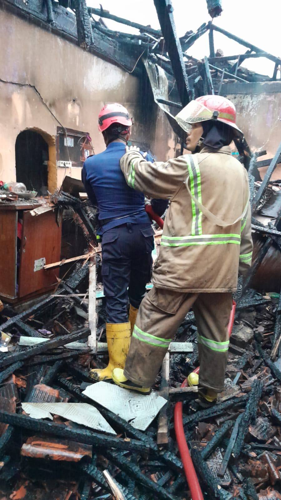 Damkar Sukabumi Tangani Kebakaran Rumah Tinggal di Sukaraja, Wujudkan Pelayanan Dasar kepada Masyarakat 1 668440382 1360885899406578 4327078533493399506 n