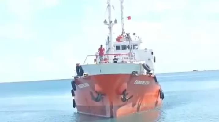 Kapal Tanker BBM Tiba di Pelabuhan Batuguluk Kangean, Warga Minta Pengawasan Ketat Distribusi 1 WhatsApp Image 2026 04 07 at 16.36.17