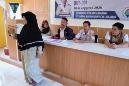 Pemdes Bantargadung Salurkan BLT Dana Desa 2026 kepada 50 KPM 24 WhatsApp Image 2026 04 15 at 10.38.35 AM