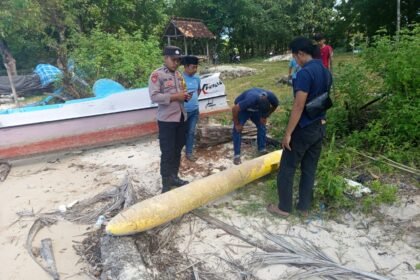 Polsek Kangayan Gerak Cepat Amankan Lokasi Terkait Temuan Benda Asing Mirip Terpedo 8 WhatsApp Image 2026 04 21 at 10.24.32