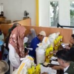 Pemdes Bantargadung Salurkan Bantuan Beras dan Minyak untuk 1.282 KPM Tahun 2026 3 WhatsApp Image 2026 04 24 at 1.42.29 PM